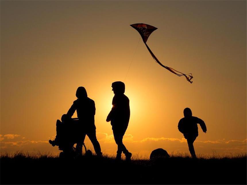 Elternzeit: 13-Wochen-Frist nach drittem Geburtstag beachten Auch nach dem dritten Lebensjahr des Kinders können Mütter und Väter Elternzeit nehmen. Allerdings müssen sie dabei beachten, dass die Fristen länger sind. Der Antrag muss 13 Wochen vor Antritt gestellt werden. Foto: Christian Charisius