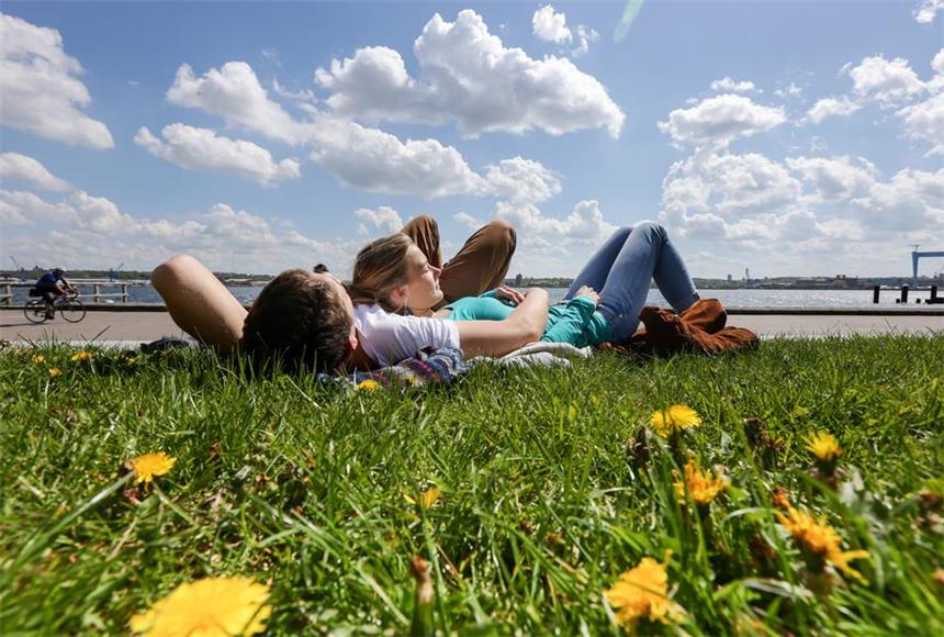 Abkühlung gesucht: Heiße Tage ab Fronleichnam Auch nach dem Feiertag wird das schöne Wetter nicht verschwinden.