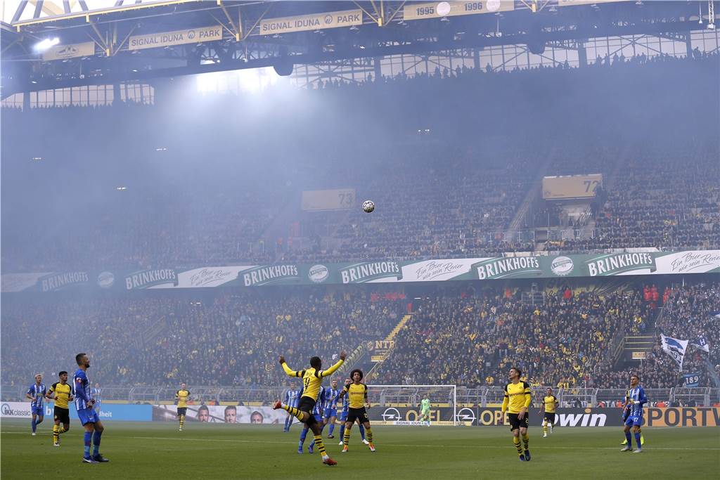 Polizei bewertet Einsatz als erfolgreich - Kritik von mehreren Seiten Auch nach dem verzögerten Anstoß war der Signal Iduna Park noch lange Zeit in Rauch gehüllt.