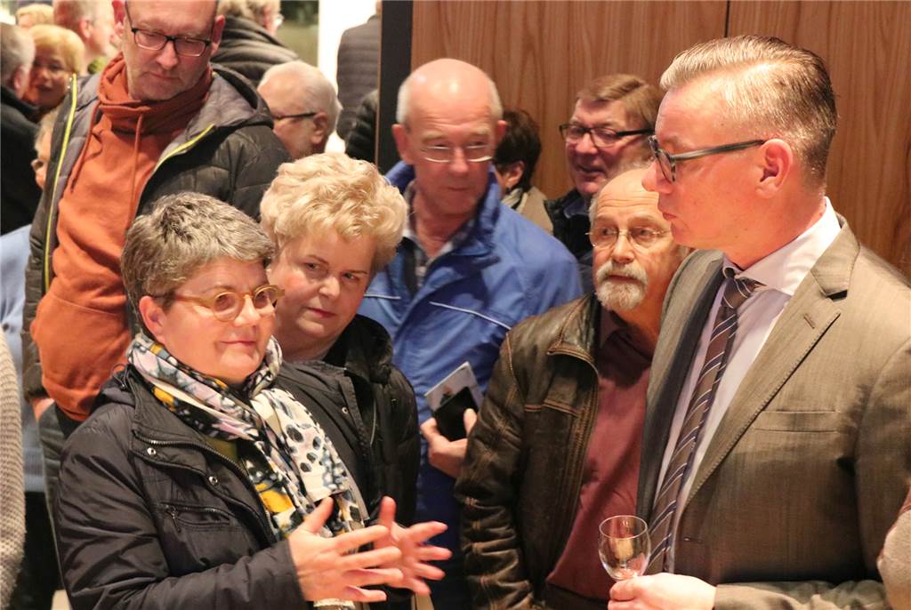 Volkskrankheit Arthrose: Ahauser Chefarzt klärt über Knie- und Hüftoperationen auf Auch nach dem Vortrag beantwortete Dr. Ströcker (r.) noch viele Fragen der Besucher.