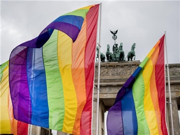 Auch nach der Bundestagsabstimmung zur Ehe für alle sind noch rechtliche Punkte offen. Foto: Michael Kappeler