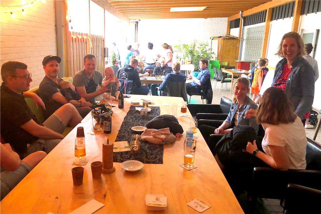 Ersatz-Hüttentour trotzt der Unwetterwarnung am Pfingstsonntag Auch nach der Hüttentour steht Philipp Ellers von Südlohn Oeding Marketing Information und Touristik (Somit) zu der Entscheidung, die eigentliche Radtour abzusagen. „Hätten wir das nicht gemacht und das Unwetter wäre – wie angekündigt – aufgezogen, hätte ja viel mehr in die Hose gehen können“, sagt er. Die Unwägbarkeiten seien für die Veranstalter einfach zu groß gewesen. Als die Unwetterwarnung schließlich aufgehoben wurde, sei es zu spät gewesen.