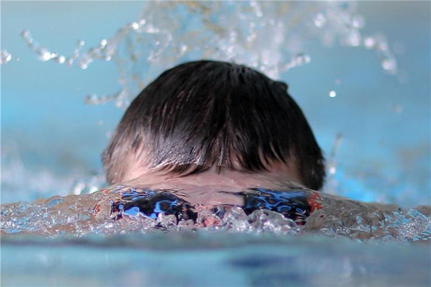 Auch nach einem Kreuzbandriss ist Training möglich Auch nach einem Kreuzbandriss kann man Sport treiben. Schwimmen zum Beispiel eignet sich dann gut. Foto: Fredrik von Erichsen