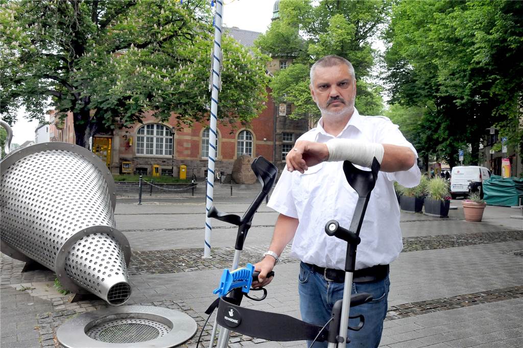 Nach Messerangriff in Hörde: Welle des Mitgefühls für ausgeraubten Udo Blumenthal (56) Auch nach einer beidseitigen Hüft-OP kann sich Udo Blumenthal nur mühsam mit dem Rollator fortbewegen. Die zwei Zentimeter lange Wunde, die ihm die Räuber in Hörde bei dem Überfall am linken Unterarm zufügten, musste genäht werden.