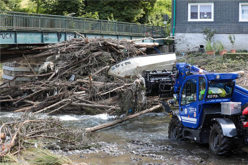 Auch nach zwei Monaten müssen die Kräfte vom THW in Wuppertal noch Katastrophenhilfe leisten.