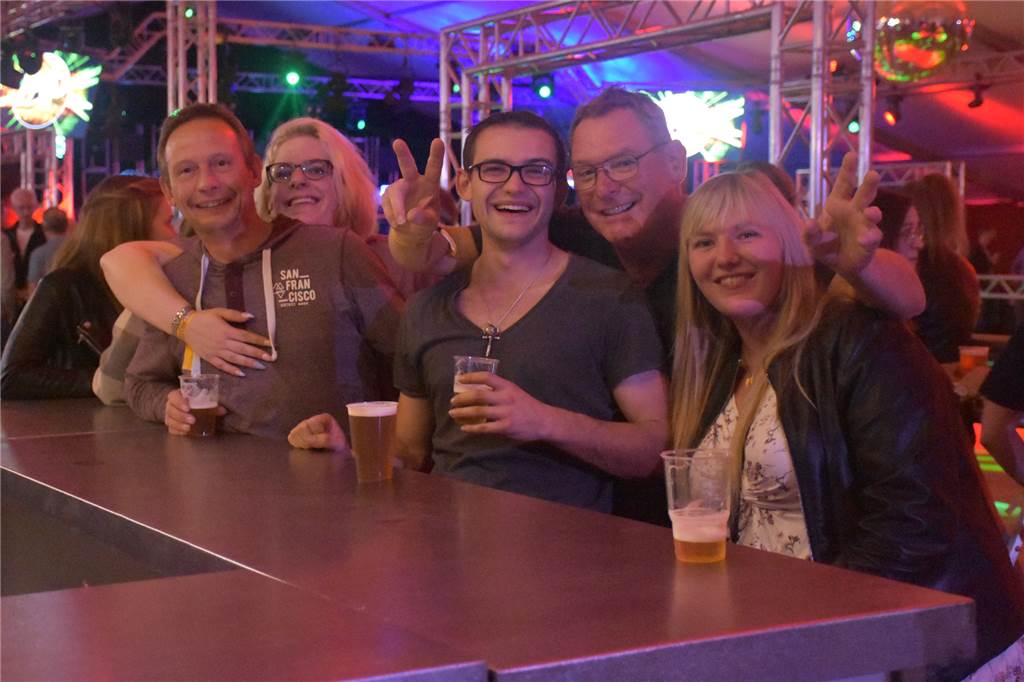 Auch neben der Tanzfläche hört die „Party im Park“ noch lange nicht auf. Nach einer kleinen Pause an der Theke geht das Tanzen auch schon weiter. Das klassische Pils ist eines der beliebtesten Getränke an diesem Abend im Partyzelt.