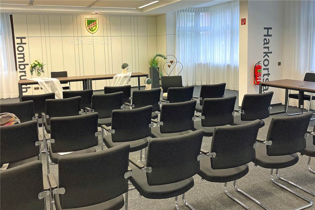 Nach eineinhalb Jahren: Auch in Hombruch kann man wieder „Ja“ sagen Auch neu bestuhlt: Die schwarzen Sitzgelegenheiten lösen die Stühle aus den 1980er-Jahren im Sitzungsaal ab.
