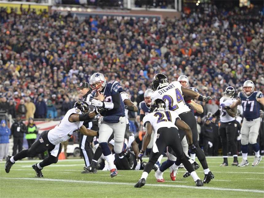 NFL: Vollmer mit New England im Playoff-Halbfinale Auch New Englands Quarterback Tom Brady (M) punktete mit einem Touchdown. Foto: CJ Gunther