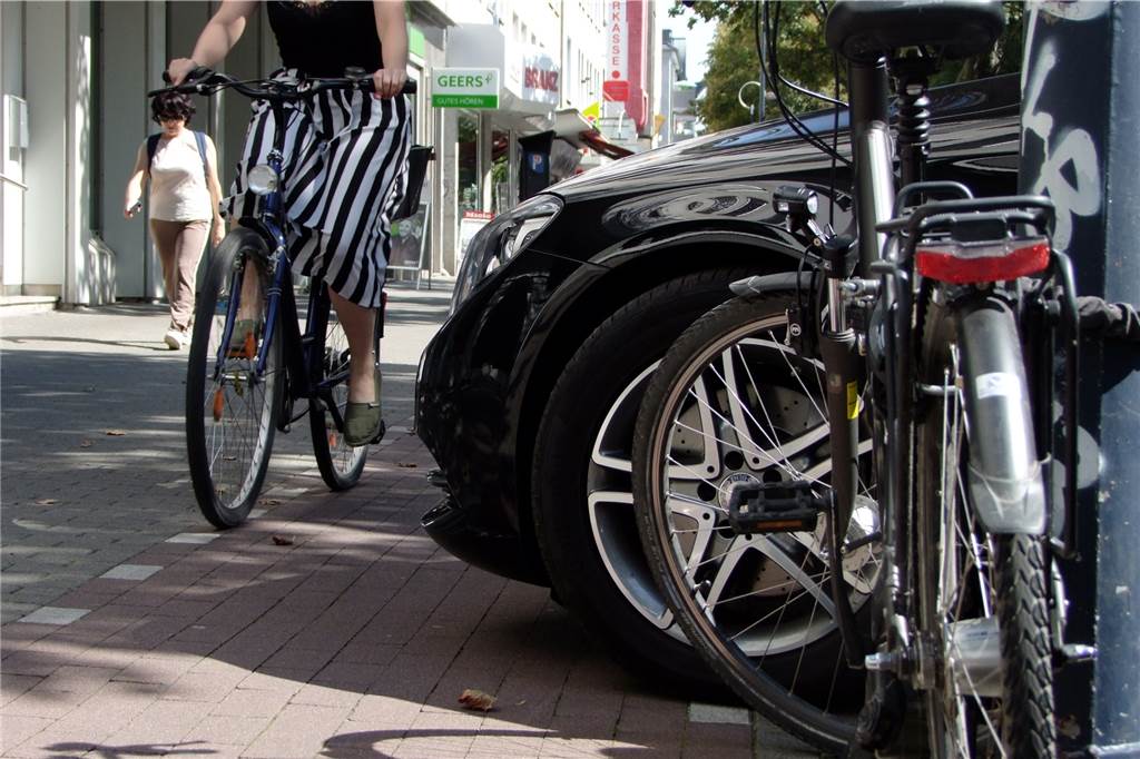 Jeder gegen jeden - hier kommen sich Radfahrer, Autofahrer und Fußgänger in die Quere Auch nicht gerade rücksichtsvoll: Dieser Wagen parkt auf dem Radweg.