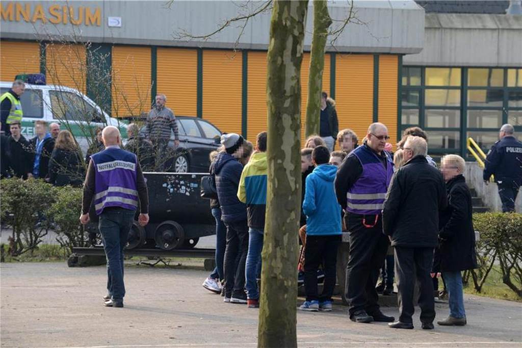 Auch Notfallseelsorger sind am 24. März 2015 in Haltern am See am Joseph-König-Gymnasium vor Ort.