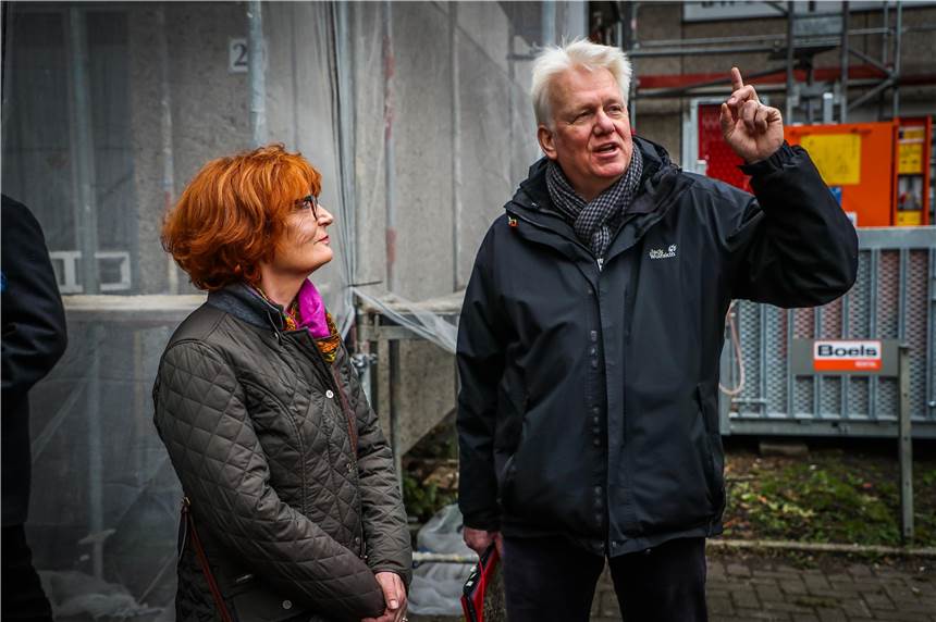 Der Mieterbeirat Westerfilde trifft sich wieder regelmäßig im evangelischen Gemeindehaus Auch OB Ullrich Sierau setzt sich für die Mieter in Westerfilde ein. Hier zu sehen mit der Sprecherin des Mieterbeirats, Monika Hohmann.