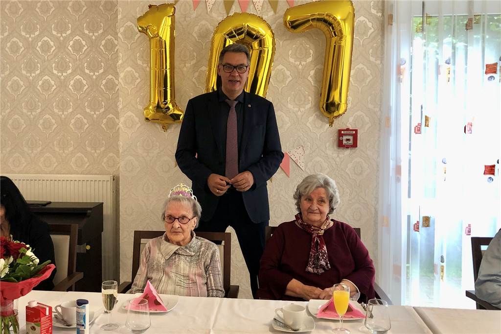 Herta Gontz ist mit 107 Jahren die älteste Dortmunderin Auch Oberbürgermeister Thomas Westphal kam vorbei, um Herta Gontz zu gratulieren. Rechts neben ihr Tochter Ursula.