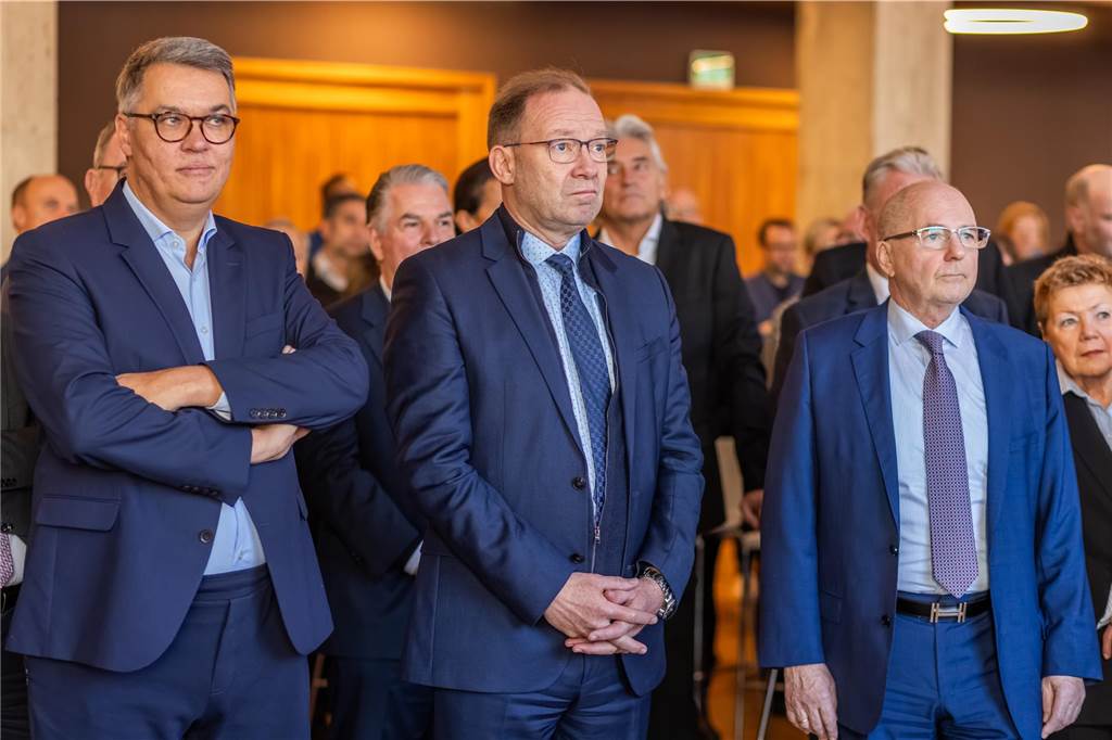Cityring-Chef wünscht sich private Exzellenz-Hochschule für Dortmund Auch Oberbürgermeister Thomas Westphal (l.) - hier mit IHK-Präsident Heinz-Herbert Dustmann (r.) und IHK-Hauptgeschäftsführer Stefan Schreiber (Mitte) - gehörte zu den Gästen der City-Ring-Verleihung.