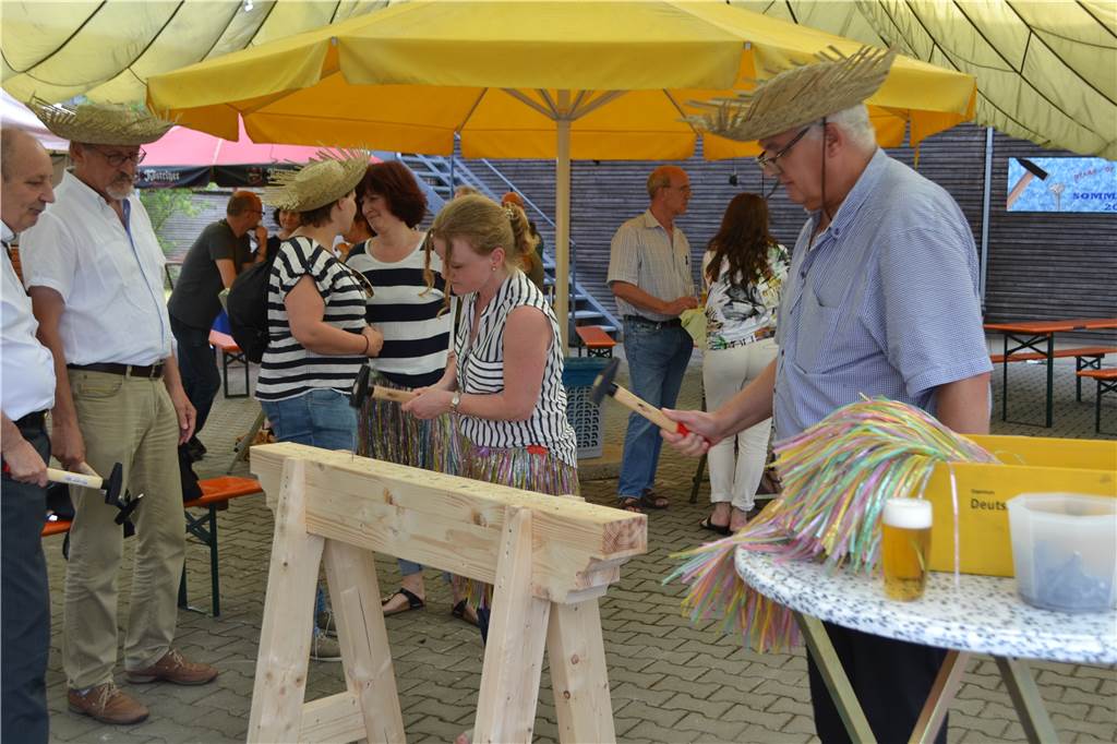 Bernhard Könning gibt die BBS-Leitung nach 28 Jahren in neue Hände Auch ohne Anzug und Krawatte trifft Bernhard Könning – hier beim Sommerfest mit der BBS-Belegschaft 2018 – den Nagel oft auf den Kopf.