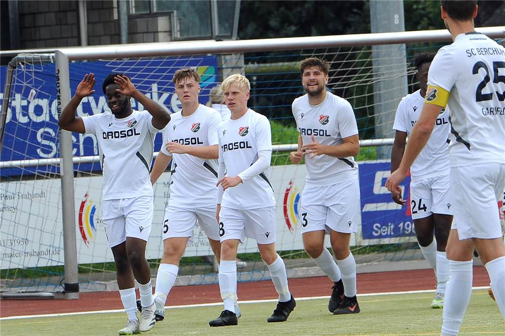 VfL Schwerte in Kirchhörde gefordert: Geisecke und Berchum/Garenfeld bekämpfen Negativtrend Auch ohne den verletzten Torjäger Jerome Nickel (4.v.li.) will der SC Berchum/Garenfeld gegen Gevelsberg seine Negativserie beenden.