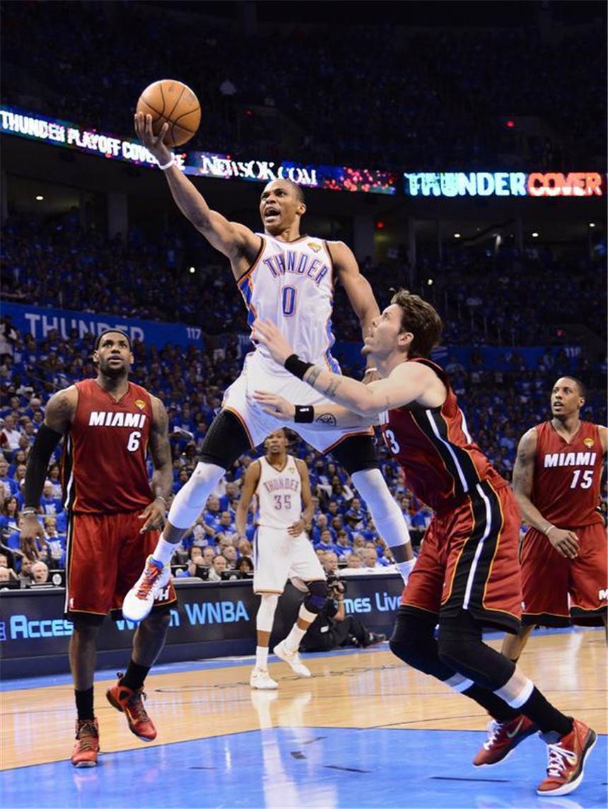 NBA-Finale: Oklahoma führt dank Geduld und Durant Auch Oklahomas Guard Russell Westbrook (M) kam noch rechtzeitig in Fahrt. Foto: Larry W. Smith