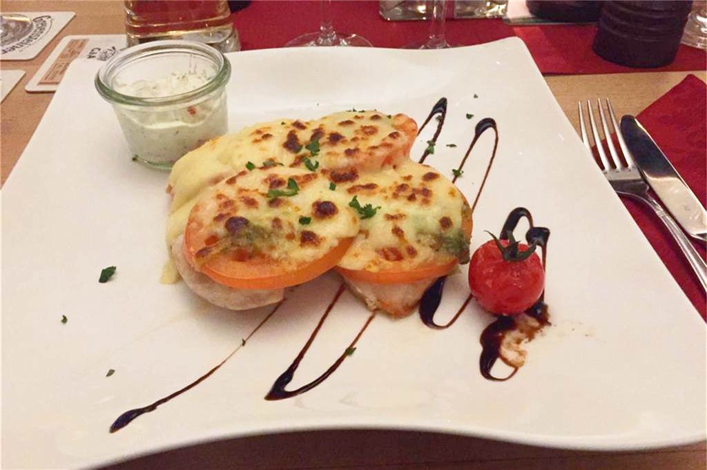 Meyerinks verwöhnen mit gutem Essen und ganz viel Herzlichkeit Auch optisch ein Genuss: Das Hähnchensteak "Italia".