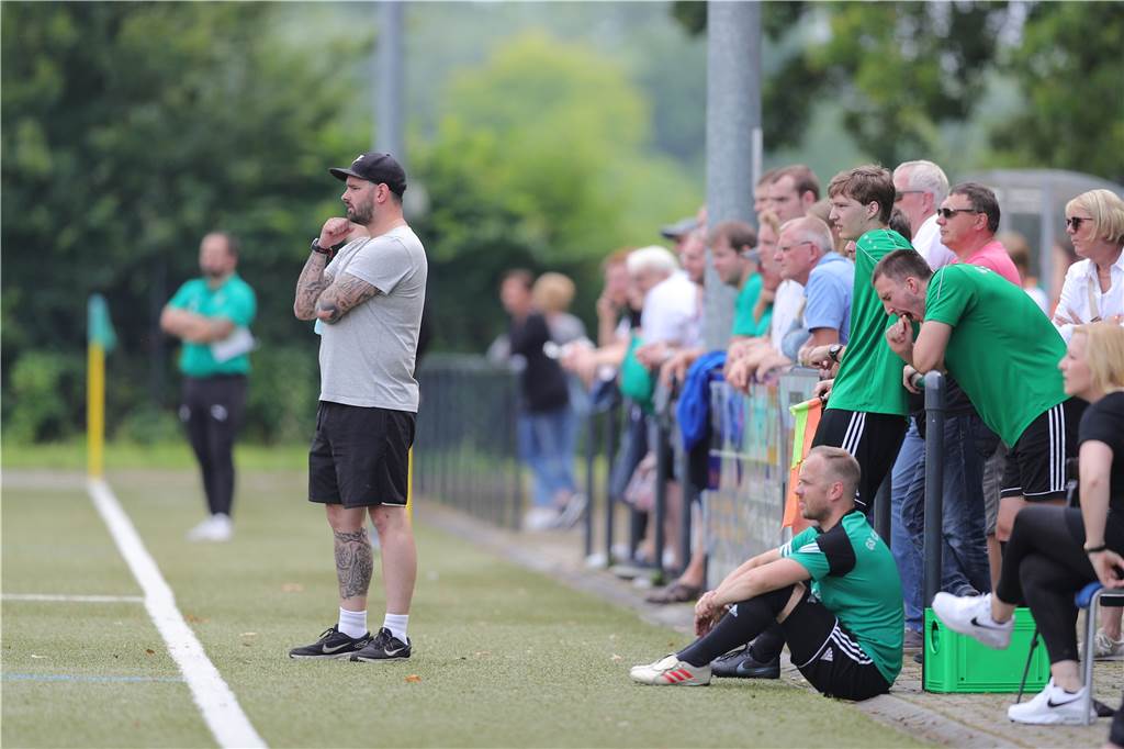 GS Cappenberg in Not – Trainer Pascal Harder: „Wir müssen uns jetzt etwas einfallen lassen“ Auch Pascal Harder (l.) wusste noch nicht, ob er am Sonntag an der Seitenlinie stehen wird oder selbst spielen kann: Der Trainer ist ebenfalls angeschlagen.