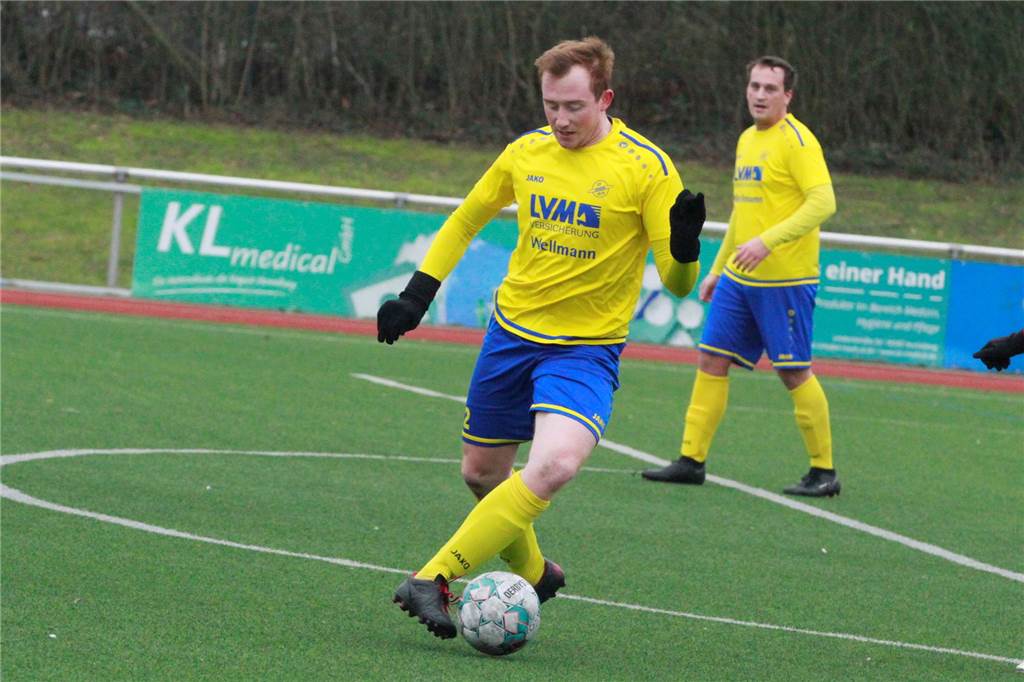 Was wird aus Kapitän Johannes Richter? Patrick Sobbe vom SV Herbern führt den Ball.