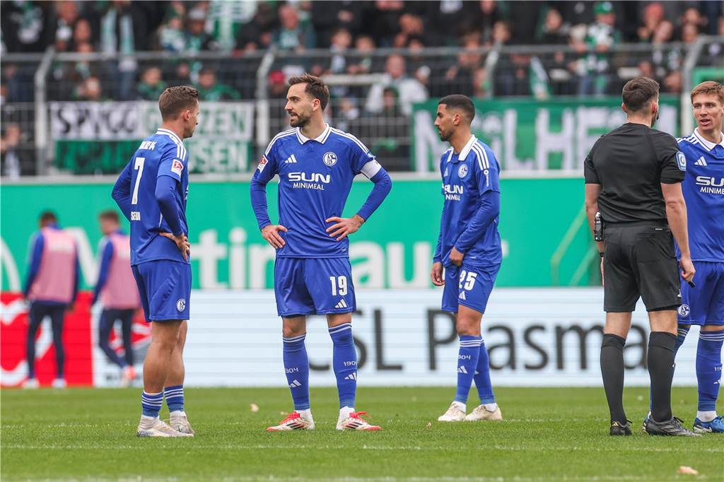 Schalke-Spieler Aymen Barkok beleidigt Fan - Verein reagiert Auch Paul Seguin (l.) und Kapitän Kenan Karaman (M.) dürfte nicht begeistert gewesen sein, als sie von Barkoks Snapchat-Aktivitäten erfuhren.
