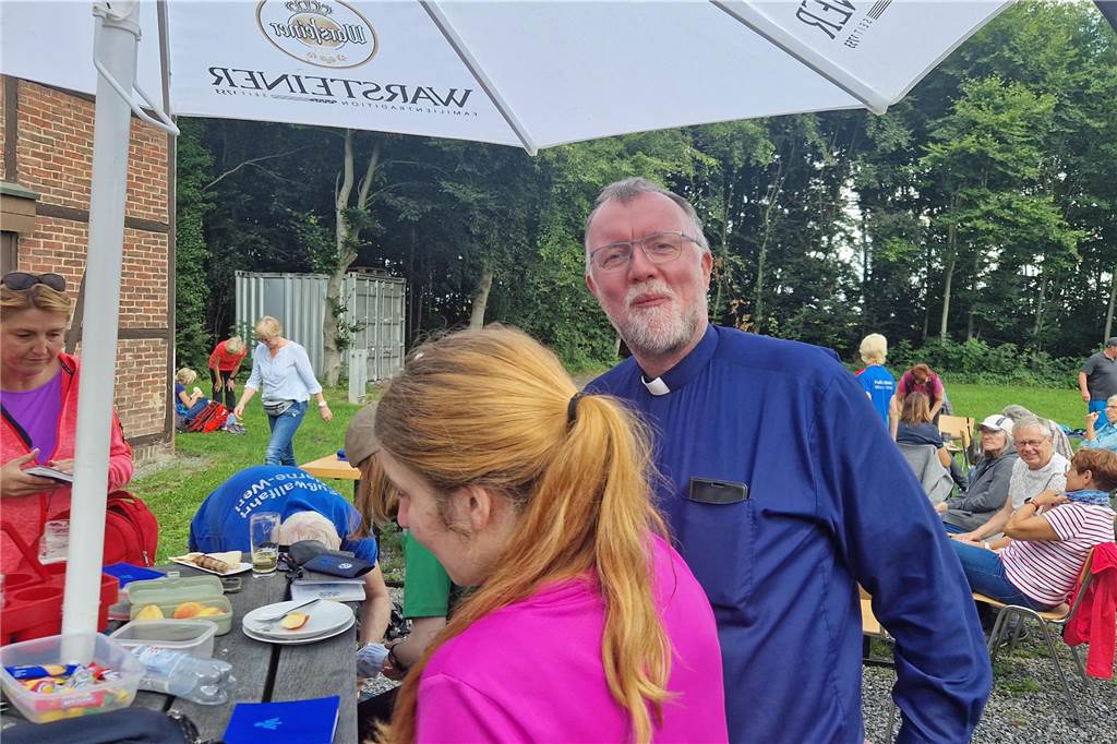 Auch Pfarrdechant Jürgen Schäfer gönnte sich an einer der beiden Raststationen eine Stärkung.