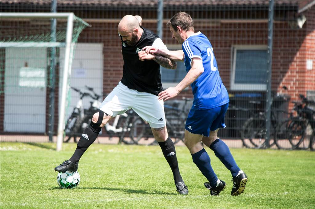Concordia Flaesheim ist neuer Ü32-Stadtmeister Phillip Oligmüller am Ball.