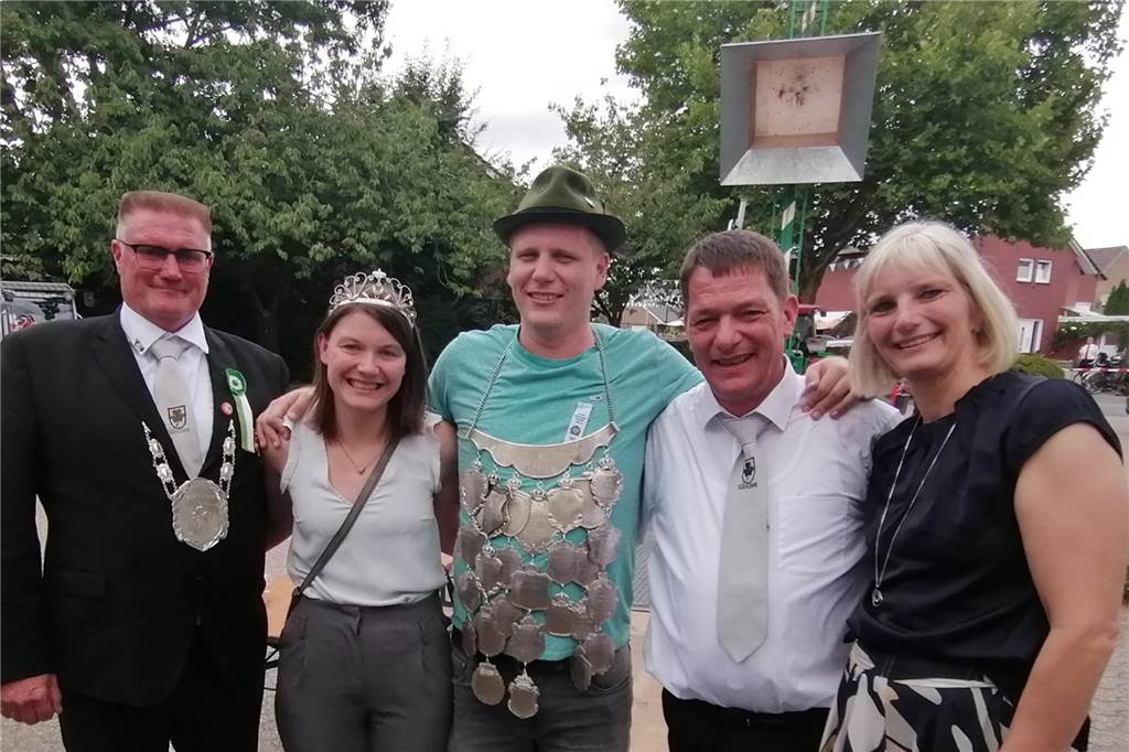 Video und viele Fotos: Christian Nagel regiert die Vitus-Schützen mit Bianca Hövel Auch Präsident Josef Rathmer (l.) und das scheidende Königspaar Dirk und Ruth Assing gratulierten den neuen Regenten Christian Nagel und Bianca Hövel noch unter der Vogelstange.