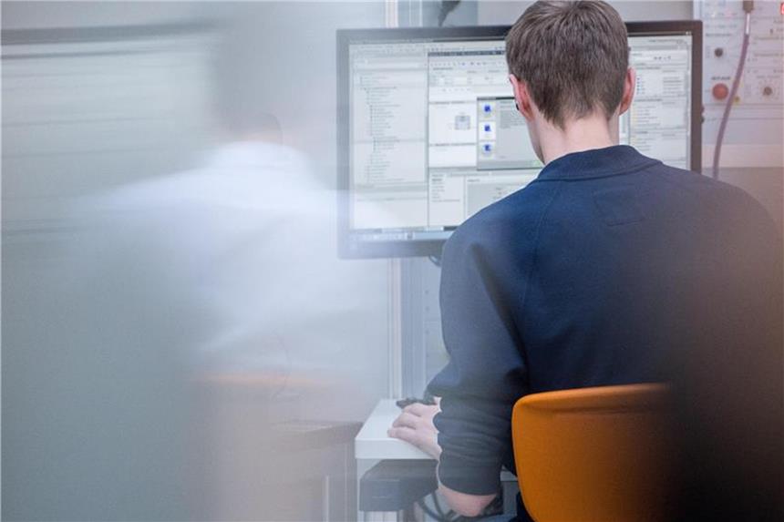 Auch Programmieren gehört zu den Fähigkeiten eines Mechatronikers. Durch ihre vielfältigen Fähigkeiten haben Mechatroniker gute Chancen auf dem Arbeitsmarkt. Foto: Sebastian Gollnow