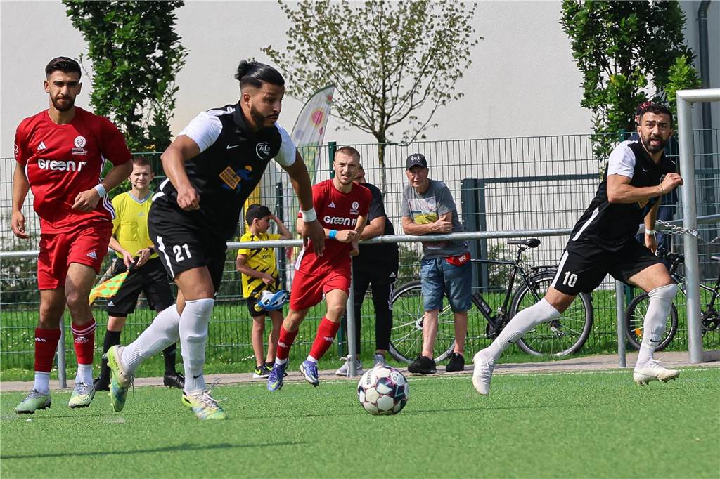 Auch Quahib El-Gaouzi (am Ball) konnte die Niederlage des TuS Hannibal nicht verhindern.