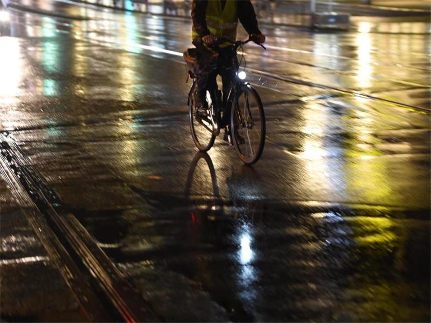 Betrunkene Radler: Führerscheinentzug fürs Auto droht Auch Radfahrer sollten nach Alkoholkonsum lieber absteigen: Bei entsprechender Promillezahl droht auch ihnen Führerscheinentzug. Foto: Jens Kalaene