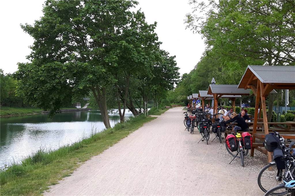 Auch Rastplätze (wie hier der Biergarten "Anne Bänke" am Wesel-Datteln-Kanal in Dorsten) und Sehenswürdigkeiten werden auf der Facebook-Seite vorgestellt.