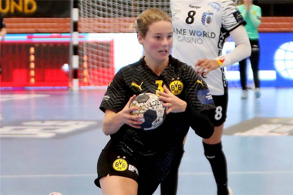 BVB-Spielerinnen kündigen: Anlaufstelle bei Gewalt und Missbrauch im Spitzensport kontaktiert BVB-Spielerin Amelia Berger setzt zum Wurf an.