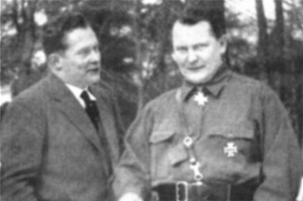 Ein Musterbeispiel der Nazi-Architektur: Gut Borkenberge in Hullern Auch NS-Reichwirtschaftsminister Hermann Göring (r.), ein Freund Wilhelm Tengelmanns (l.), war in Hullern zu Gast.