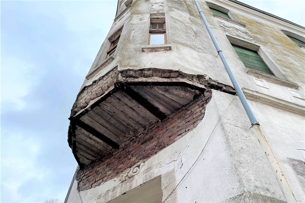 Auch richtig dicke Brocken haben sich schon von der Fassade gelöst.