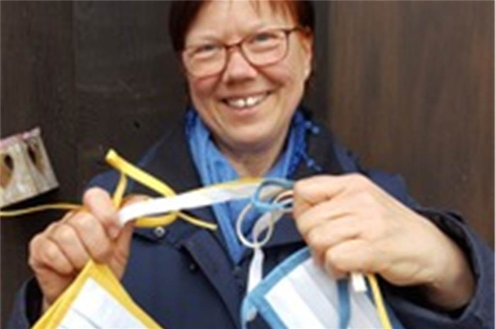 Flüchtlinge und Ehrenamtliche des Asylkreises nähen Stoffmasken Auch Rosi Reichler, die sich für den Asylkreis in Haltern engagiert, hat schon fleißig genäht.