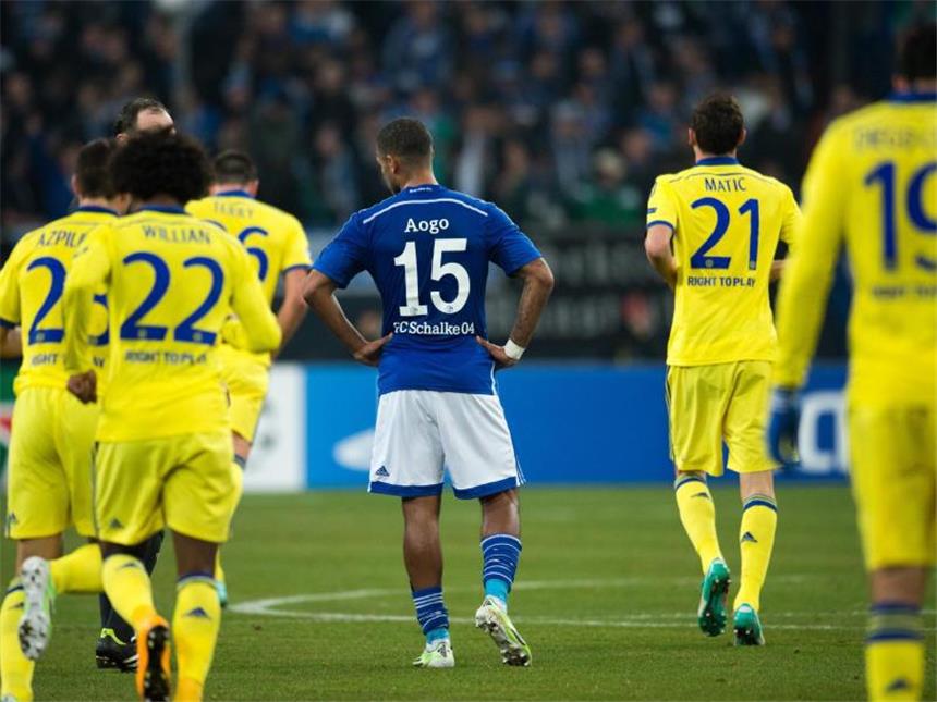 Schalke-Blamage gegen Chelsea - Heldt: «Nicht akzeptabel» Auch Schalkes Dennis Aogo (M) fand kein Mittel gegen den FC Chelsea. Foto: Bernd Thissen