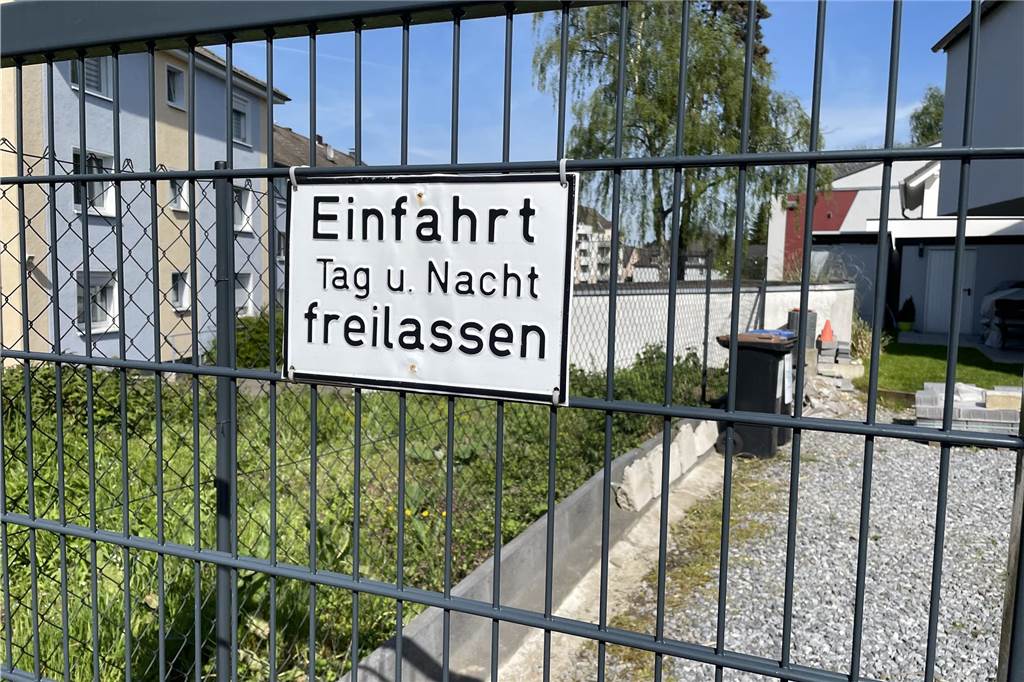 Müll- und Parkchaos im Linnenweg lässt Haus-Eigentümer verzweifeln Auch Schilder wie diese halten die auswärtigen Autofahrer nicht davon ab, in der Zufahrt zur Neubau-Siedlung am Linnenweg zu parken.