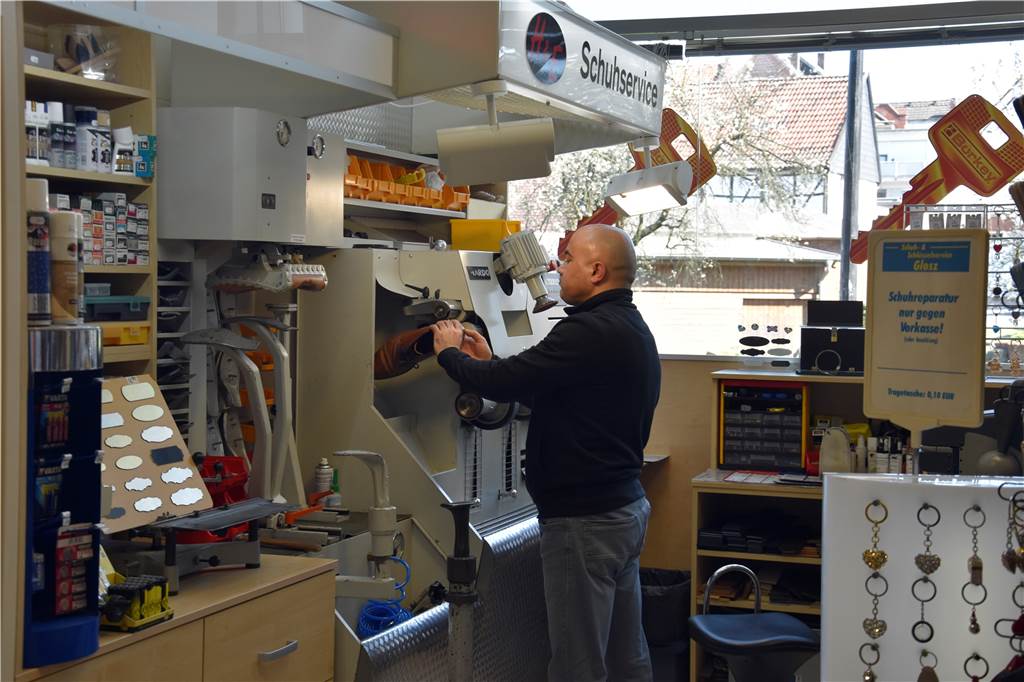 Corona-Krise: Im Schatten der Großen fehlen einem kleinen Werner Geschäft die Kunden Auch Schuhreparaturen sind im Horne Center möglich.