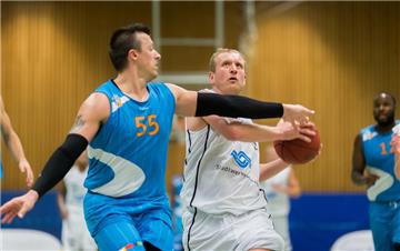 Auch Sebastian Rathjen schaffte es nur selten, Konrad Tota mit legalen Mitteln zu stoppen. Der Kanadier war mit 23 Punkten ein Garant für den 70:68-Erfolg des UBC gegen die Giants Düsseldorf.