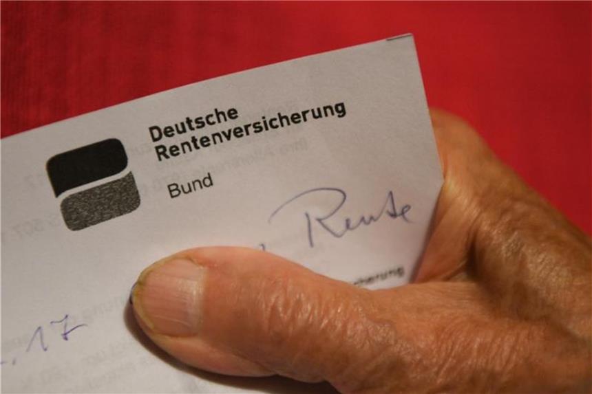 VdK: Selbstständige und Beamte sollen Rentenbeiträge zahlen Auch Selbstständige und Beamte sollen nach einer Forderung des Sozialverbands VdK in eine solidarische Rentenversicherung einzahlen. Foto: Felix Kästle