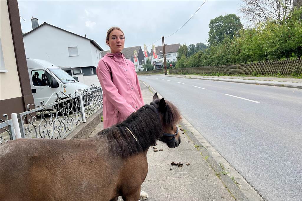Auch Sidney Beyer vom nahen Reiterhof Dortmund-Nordost hat Schwierigkeiten, mit ihren Ponys die Straße zu überqueren
