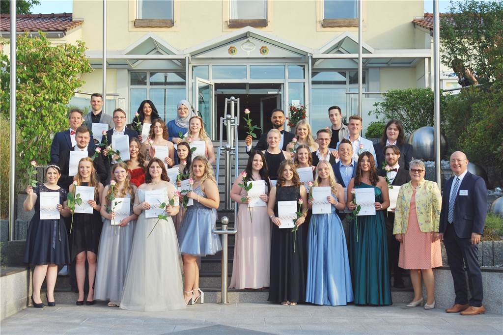 Abiturienten des Hans-Böckler-Kollegs feiern mit Ball und Galabuffet Auch sie feierten mit Abiball: Die Absolventinnen und Absolventen des Bereichs Soziales & Ernährung.