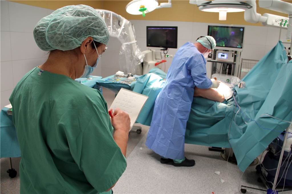 Immer für Sie da: So arbeitet die Lokalredaktion Castrop-Rauxel Auch so kann ein Reporter-Einsatz aussehen: Redakteurin Ronny von Wangenheim (l.) durfte in einem OP-Saal des Rochus-Hospitals dabei sein.