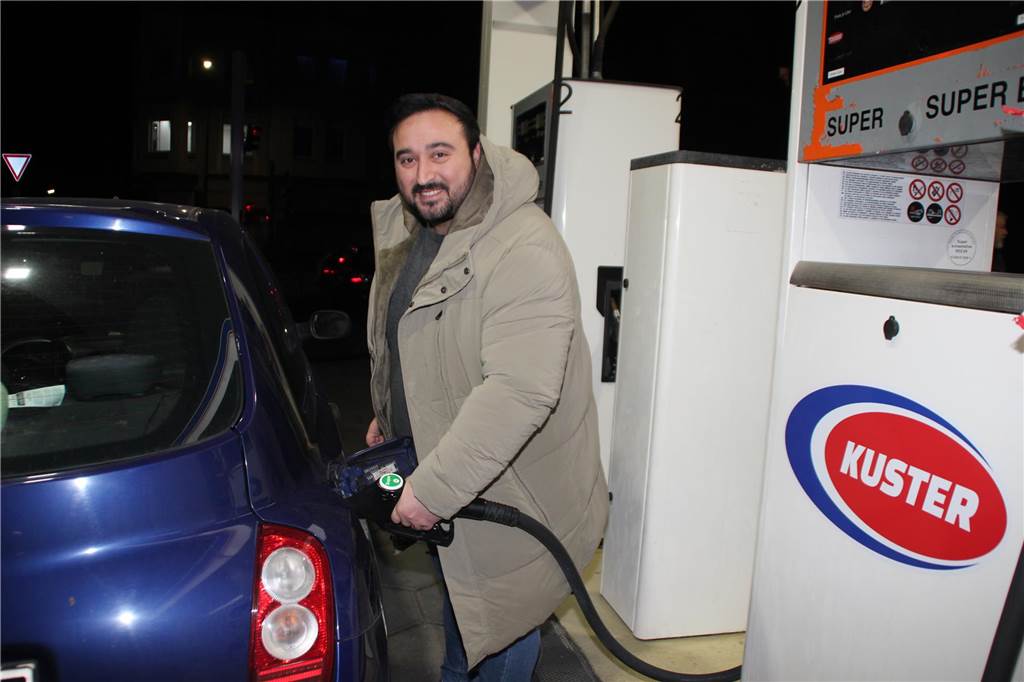 Neue Tankstelle in Brambauer ohne Personal eröffnet Mann an einer Zapfsäule