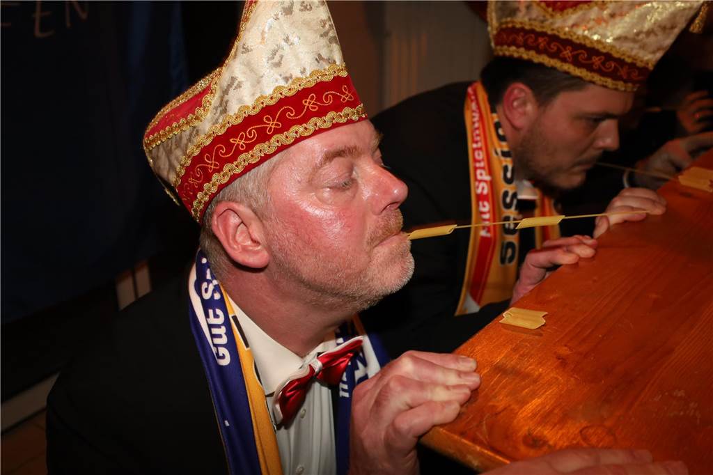Gäste feiern beim Gardeabend in Olfen.
