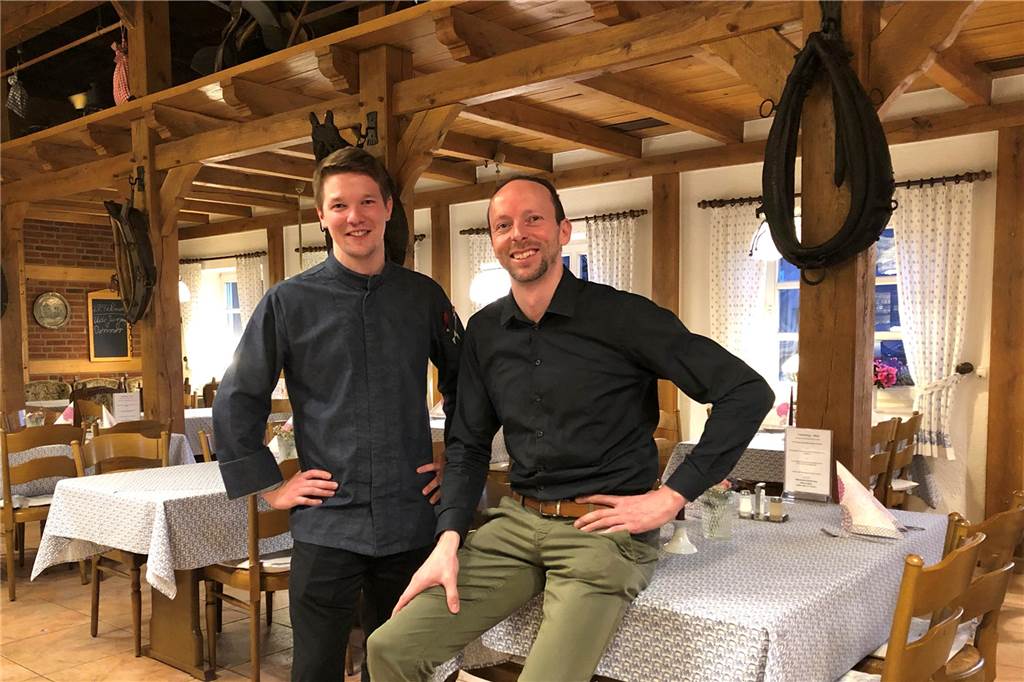 Gastronomen in Haltern in Sorge: „Wir können nicht mehr alles stemmen“ Stephan Föcker (r.) und Küchenchef Vincenz Owschanny vom Landhaus Föcker.