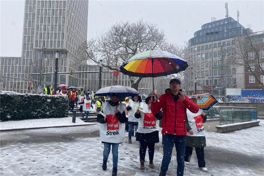 Warnstreik im Schneegestöber: Auftakt zu neuen Streikaktionen Auch Streikende aus dem Umland kamen zur Verdi-Demonstration nach Dortmund.