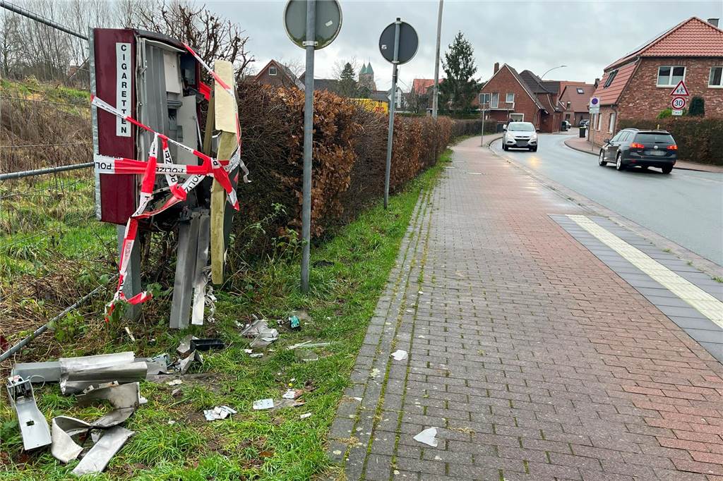 Zigarettenautomat vermutlich mit illegalem Sprengsatz zerstört Der zerstörte Zigarettenautomat auf der Legdener Straße Neustadt wurde von der Polizei mit Absperrband versehen.