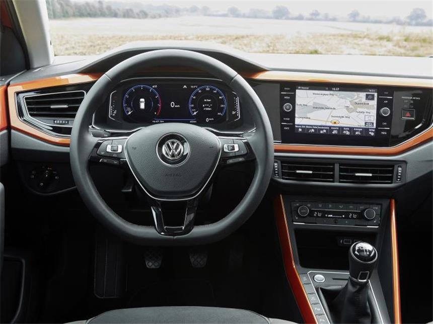 VW Polo im Test: Mini-Golf für Fortgeschrittene Auch technisch rüstet der VW Polo auf. Er verfügt jetzt beispielsweise über LED-Schweinwerfer, eine automatische Abstandsregelung sowie eine Klimaautomatik mit Luftgütesensor und Allergiefilter. Foto: VW/dpa-infocom
