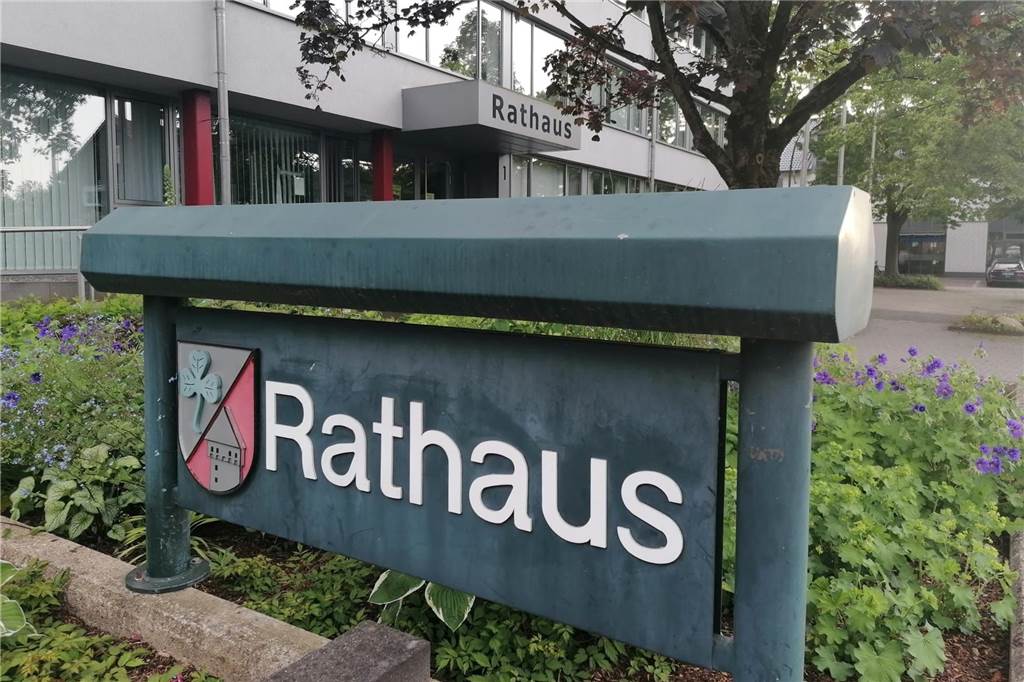 Wegen Schäden am Pflaster: Rathausumfeld soll neu gestaltet werden Auch Teile des Rathausvorplatzes an der Winterswyker Straße sollen aufgewertet werden.